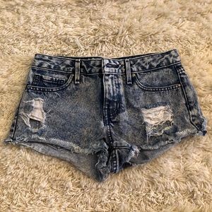 Bullhead acid wash low rise denim shorts